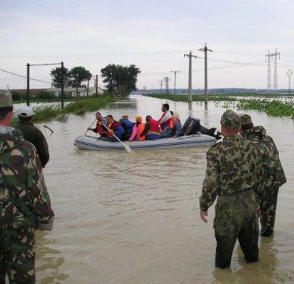 INUNDAŢII ÎN ŢARĂ: Zeci de gospodării, terenuri agricole şi drumuri din mai multe localităţi au fost inundate